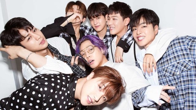iKON (Foto: Twitter @wwd_jp)