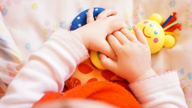 Bayi Mengambil Mainan Saat Belajar Merangkak (Foto: Pixabay)