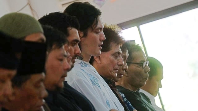 Prosesi salat jenazah Faldi Albar, Kamis (30/8/18). (Foto: Jamal Ramadhan/kumparan)