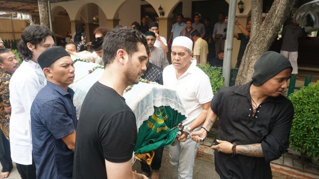 Jenazah Faldi Albar diantar menuju ke pemakaman, Kamis (30/8/18). (Foto: Jamal Ramadhan/kumparan)