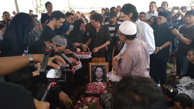 Proses penguburan anak ke-3 Ahmad Albar, Kamis (30/8/18). (Foto: Alexander Vito/kumparan)