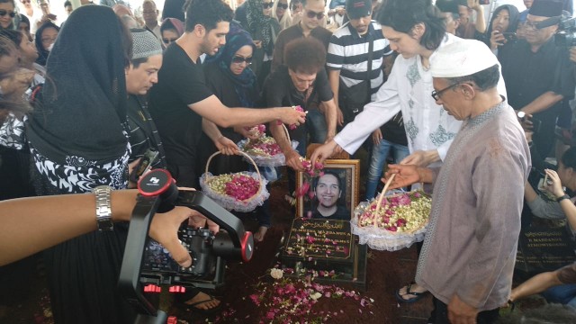 Proses penguburan anak ke-3 Ahmad Albar, Kamis (30/8/18). (Foto: Alexander Vito/kumparan)