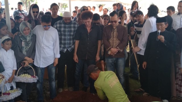 Proses penguburan anak ke-3 Ahmad Albar, Kamis (30/8/18). (Foto: Alexander Vito/kumparan)