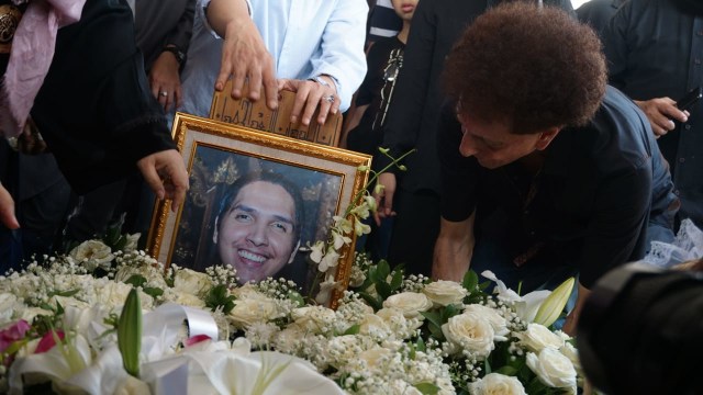 Ahmad Albar meletakkan karangan bunga di pemakaman Fadli Albar, Kamis (30/8/18). (Foto: Jamal/kumparan)