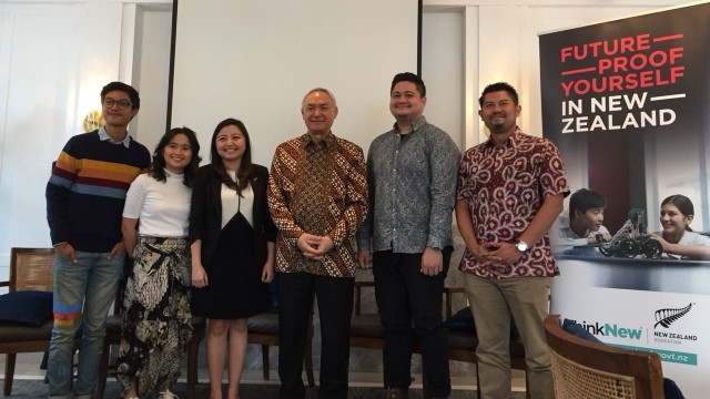 Acara Education New Zealand dihadiri Aulion (pojok kiri), Griselda Agatha (kedua dari kiri), Karmela Christy (kiri tengah), Trevor Matheson (kanan tengah), Fin Kasali (kedua dari kanan), Jan Ramos (pojok kanan) (Foto: Hesti Widianingtyas/kumparan)