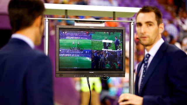 Penggunaan VAR di La Liga. (Foto: AFP/Benjamin Cremel)