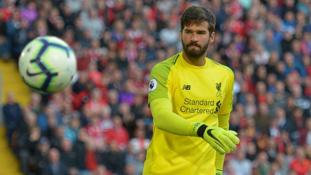 Alisson pada pertandingan menghadapi Brighton and Hove Albion. Foto: Reuters/Peter Powell