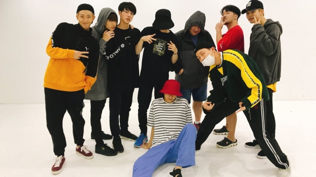 BTS, Bang Shi Hyuk, dan pelatih tari BTS, Son Sung Deuk. (Foto: Twitter/@hitmanb)