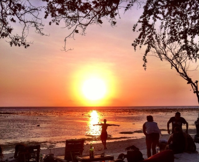 Wisatawan Menikmati Sunset di Gili Trawangan (Foto: Flickr / PathWay Indonesia)