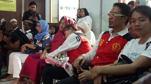 Roro Fitria bersama ibunya di PN Jaksel, Kamis (30/8/18). (Foto: Ainul Qalbi/kumparan)