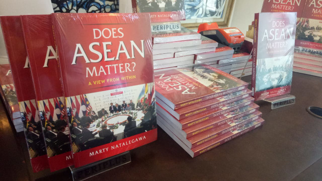 Buku karya Mantan Menlu RI Marty Natalegawa (Foto: Denny Armandhanu/kumparan)