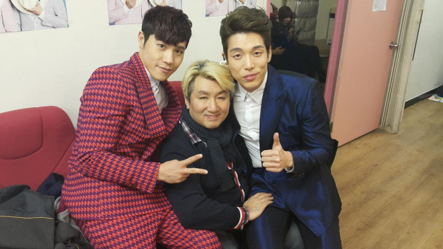 Bang Shi Hyuk bersama duo Homme. (Foto: Twitter/@hitmanb)