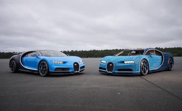 Lego Bugatti Chiron dengan Bugatti Chiron asli (Foto: dok. Caranddriver)