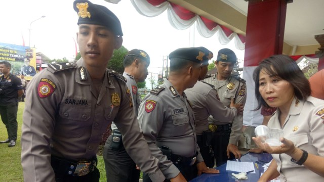 Para personel di jajaran Polresta Denpasar jalani tes urin di Mako Polresta Denpasar bersama BNNK Badung, Jumat (31/8). (Foto: Cisilia Agustina/kumparan)