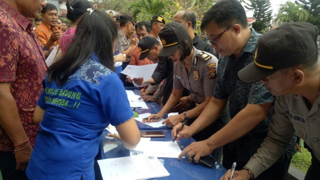 Para personel di jajaran Polresta Denpasar jalani tes urin di Mako Polresta Denpasar bersama BNNK Badung, Jumat (31/8). (Foto: Cisilia Agustina/kumparan)