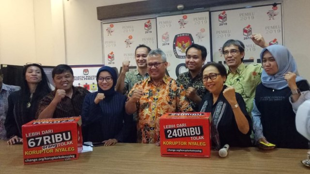 Penyerahan petisi tolak koruptor nyaleg dari koalisi masyarakat sipil untuk pemilu bersih ke KPU, Jumat (31/8/18). (Foto: Maulana Ramadhan/kumparan)