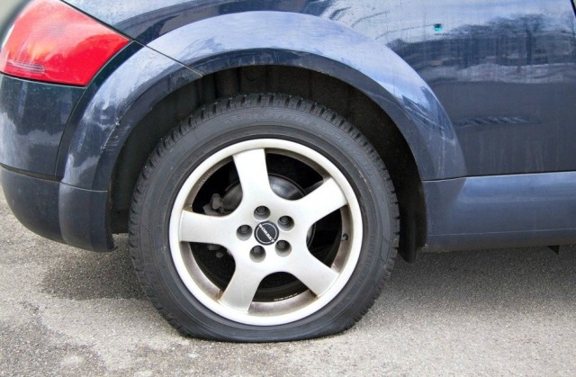 Ilustrasi ban kempis (Foto: dok. Pixabay)