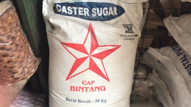 Perbedaan Antara Gula Putih Rafinasi dengan Gula Lokal di Pasar Induk Kramat Jati. (Foto: Nurul Nur Azizah/kumparan)
