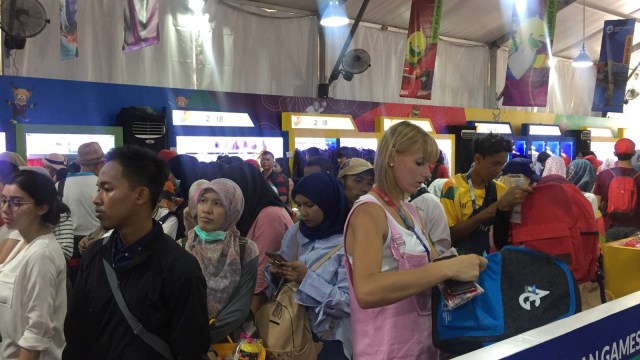 Kondisi antrean di Super Store Inasgoc Asian Games 2018. (Foto: Elsa Toruan/kumparan)