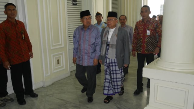 Wakil Presiden Jusuf Kalla (kiri) dan Ma'ruf Amin (kanan) di Pembukaan Diklat Pendidikan Agama Islam untuk Siswa Afghanistan, Jumat (31/8/18). (Foto:  Dok. Setwapres)