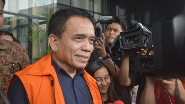 Irwandi Yusuf usai diperiksa sebagai tersangka di Gedung KPK, Jakarta, Jumat (31/08/2018). (Foto: Nadia K Putri)