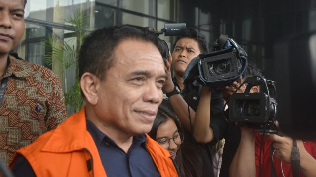 Irwandi Yusuf usai diperiksa sebagai tersangka di Gedung KPK, Jakarta, Jumat (31/08/2018). (Foto: Nadia K Putri)