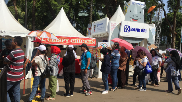 Antrean layanan pre order boneka maskot Asian Games di GBK, Jumat (31/8/2018). (Foto: Elsa Toruan/kumparan)