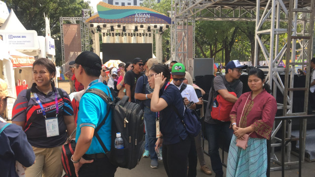 Antrean layanan pre order boneka maskot Asian Games di GBK, Jumat (31/8/2018). (Foto: Elsa Toruan/kumparan)