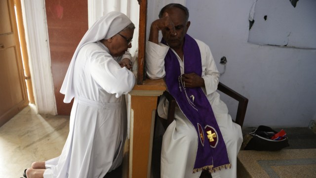 Ilustrasi Pengakuan Dosa (Foto: AFP/NOAH SEELAM )