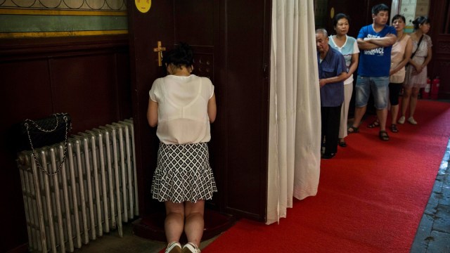 Ilustrasi Pengakuan Dosa (Foto: Getty Images/Kevin Frayer)