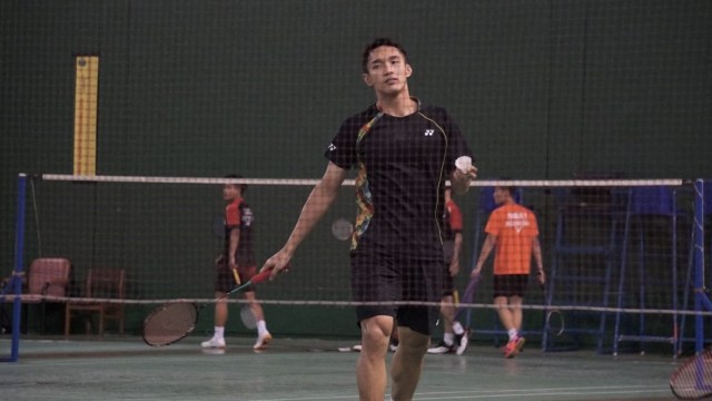 Atlet bulutangkis tunggal putra Indonesia, Jonatan Christie saat berlatih di PBSI, Jakarta, Jumat (31/8/2018). (Foto: Aditia Noviansyah/kumparan)