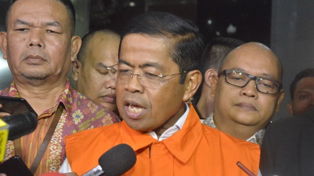 Mantan Menteri Sosial RI, Idrus Marham resmi ditahan KPK, Jumat (31/8/2018). (Foto: Nadia K Putri)