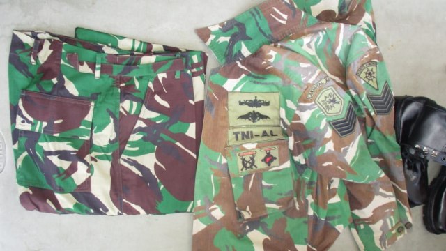 Barang bukti seragam yang digunakan untuk menjadi tentara gadungan. (Foto: Phaksy Sukowati/kumparan)