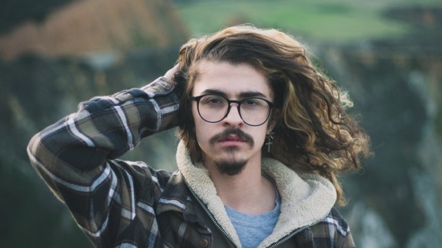 Ilustrasi rambut gondrong (Foto: Dok. Elijah Hiett/unsplash)