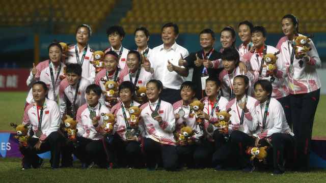 Jack Ma hadiri final sepak bola wanita Asian Games 2018. (Foto: Edgar Su/Reuters)
