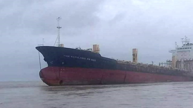 Kapal Sam Ratulagi PB 1600 berbendera Indonesia ditemukan di pinggir pantai Yangon, Myanmar. (Foto: Facebook/Yangon Police)