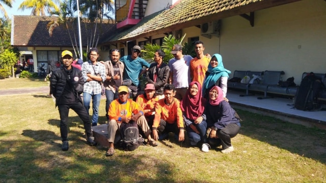 Muhammad Rukman bersama Mapala UNISI Universitas Islam Indonesia (UII) Yogyakarta. (Foto: Dok. Mapala UNISI)