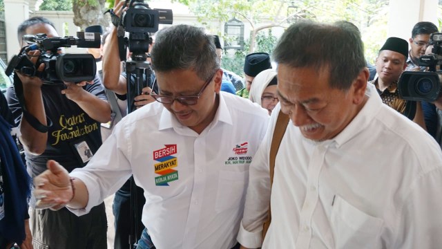 Deddy Mizwar dan Hasto di rumah Cemara, Sabtu (1/9/2018). (Foto: Jamal Ramadhan/kumparan)