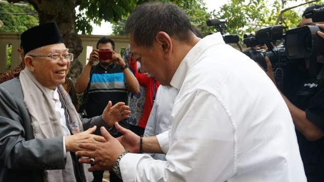 Deddy Mizwar menyambut kehadiran Ma'ruf Amin di rumah Cemara, Sabtu (1/9/2018). (Foto: Jamal Ramadhan/kumparan)