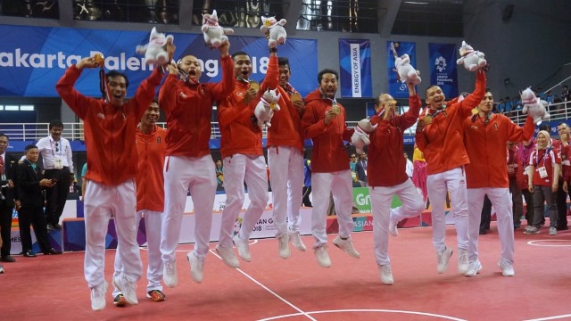 Penyerahan medali emas kepada tim sepak takraw quadran putra Indonesia di Jakabaring Sport City,  Palembang, Sumatera Selatan,  Sabtu (1/9). (Foto: Fanny Kusumawardhani/kumparan)