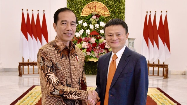 Presiden Joko Widodo berjabat tangan dengan pendiri Alibaba, Jack Ma di Istana Bogor, Sabtu (1/9/2018). (Foto: Agus Suparto - Presidential Palace)