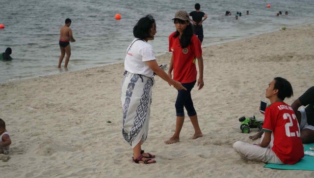 Peserta komit up kumparan peduli lingkungan di pantai Lagoon, Jakarta, Sabtu (1/9/2018). (Foto: Irfan Adi Saputra/kumparan)