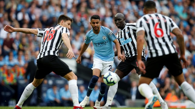 Riyad Mahrez berupaya melewati pemain Newcastle United. (Foto: REUTERS/Andrew Yates )