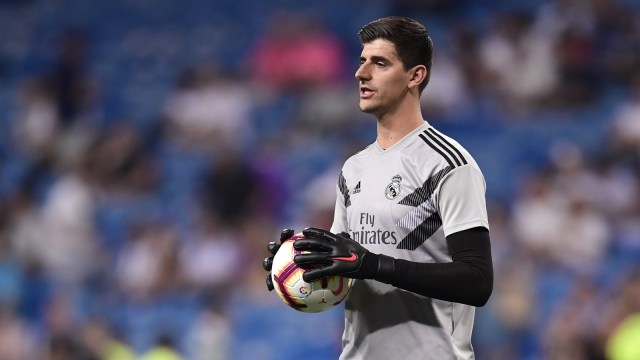Thibaut Courtois melakoni sesi latihan bersama Real Madrid. (Foto: Javier Soriano/AFP)