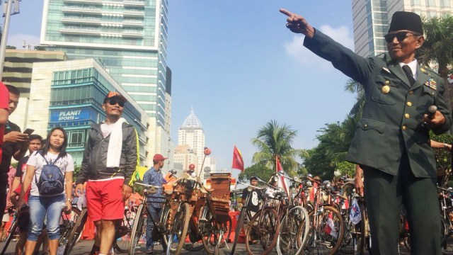 Cosplay Presiden Soekarno di CFD Bundaran HI, Minggu (2/9/2018). (Foto: Mirsan Simamora/kumparan)