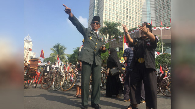 Cosplay Presiden Soekarno di CFD Bundaran HI, Minggu (2/9/2018). (Foto: Mirsan Simamora/kumparan)