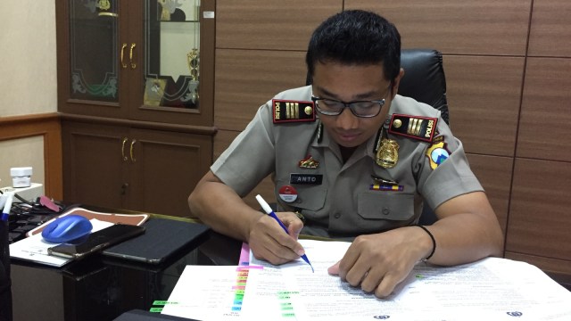 AKP Harianto selamatkan massa aksi #2019GantiPresiden dari persekusi di Surabaya, Minggu (2/9/2018)
 (Foto: Phaksy Sukowati/kumparan)