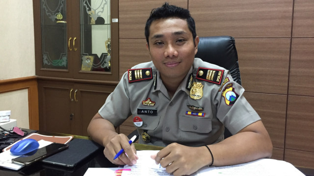 AKP Harianto selamatkan massa aksi #2019GantiPresiden dari persekusi di Surabaya, Minggu (2/9/2018)
 (Foto: Phaksy Sukowati/kumparan)