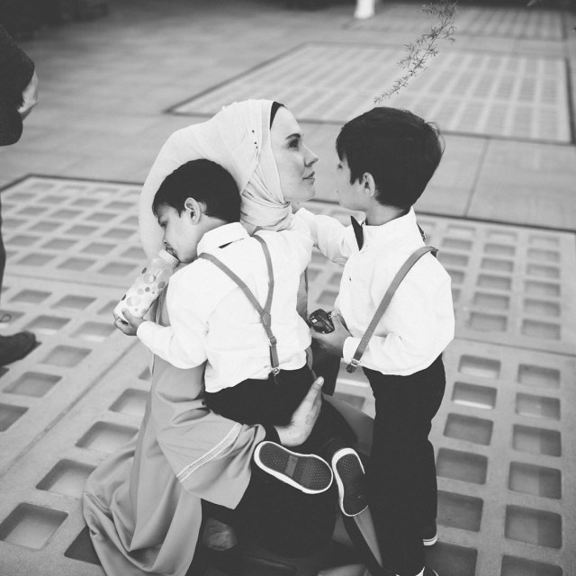 Lisa Vogl dan kedua anaknya. (Foto: IG: @lisavogl)