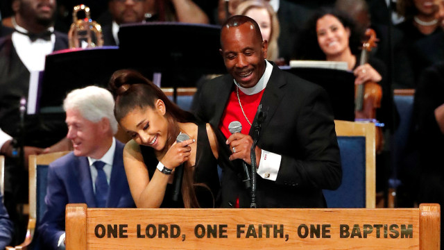 Uskup Charles H. Ellis III dan Ariana Grande (Foto: REUTERS/Mike Segar)